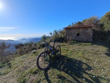 Cicloturismo, Pedalando lungo la Riviera Ligure
